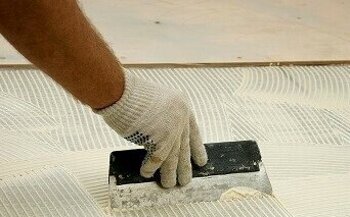 Как фанера ведёт себя при контакте с бетоном и цементом