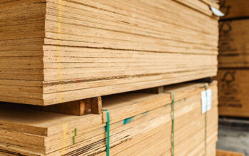 Безопасность при работе с фанерой: правила, ошибки и практические советы