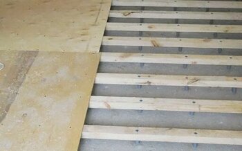 Как правильно уложить фанеру на лаги