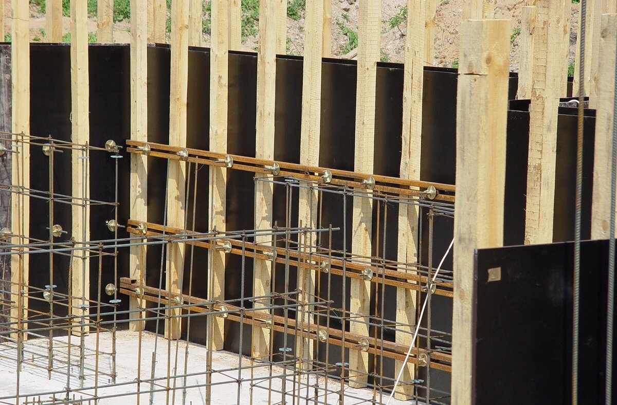 Ламинированная фанера для опалубки Ламинированная фанера для опалубки: плюсы применения в строительстве