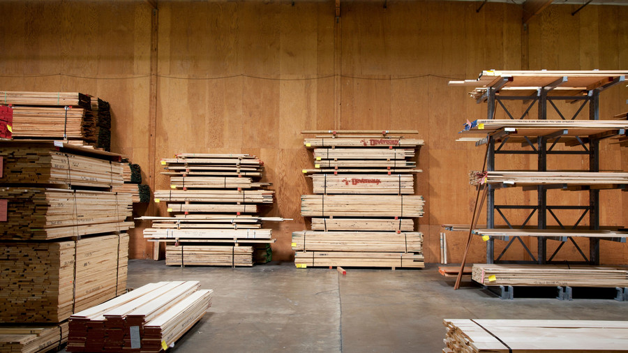 Хранение фанеры в сухом помещении - отличный способ избежать проблемы с расслаиванием