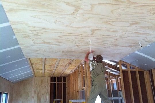 Потолок из фанеры
