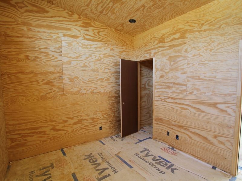 Черновые стены из фанеры: надежный фундамент для внутренних работ