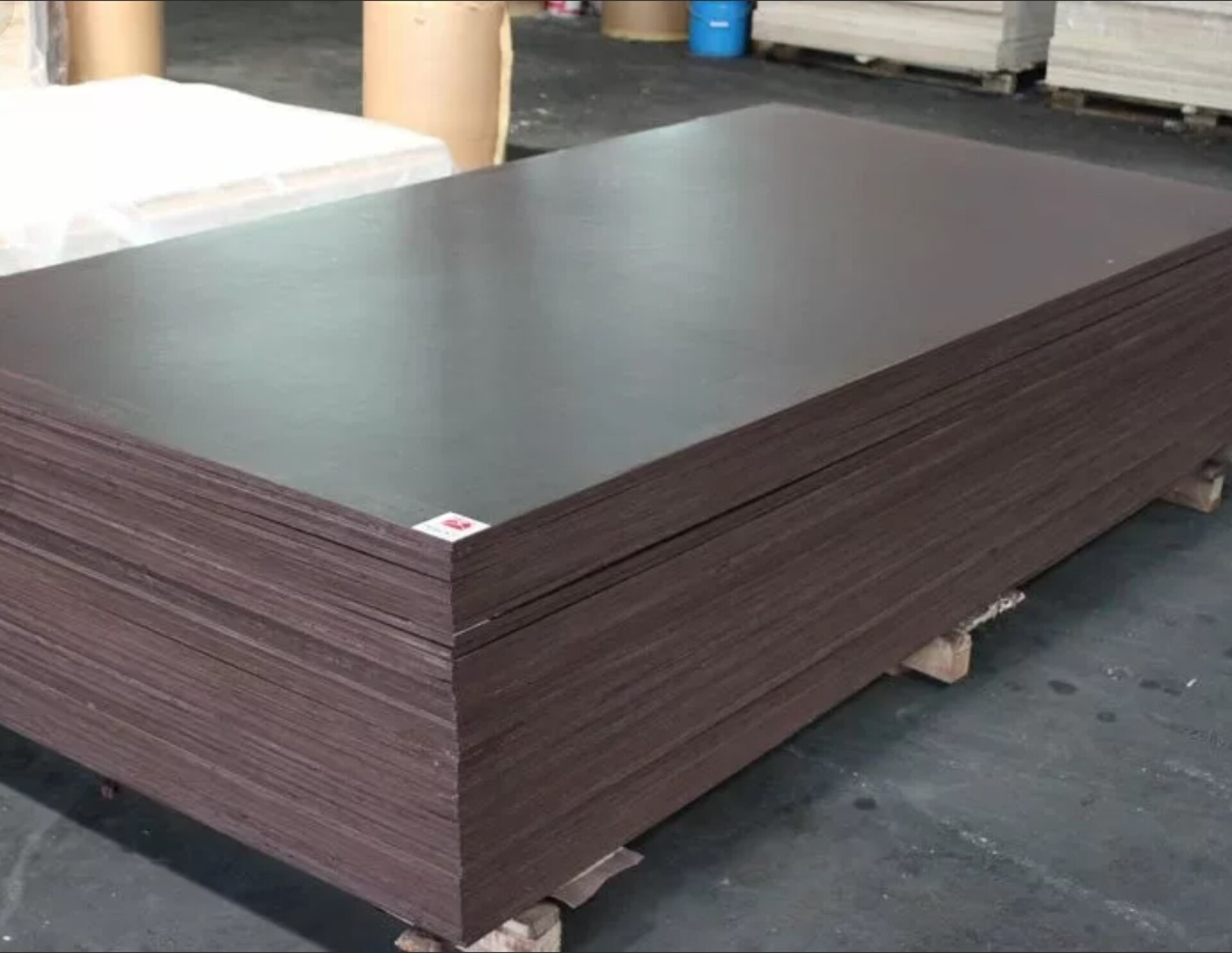 Использование ламинированной фанеры в гараже