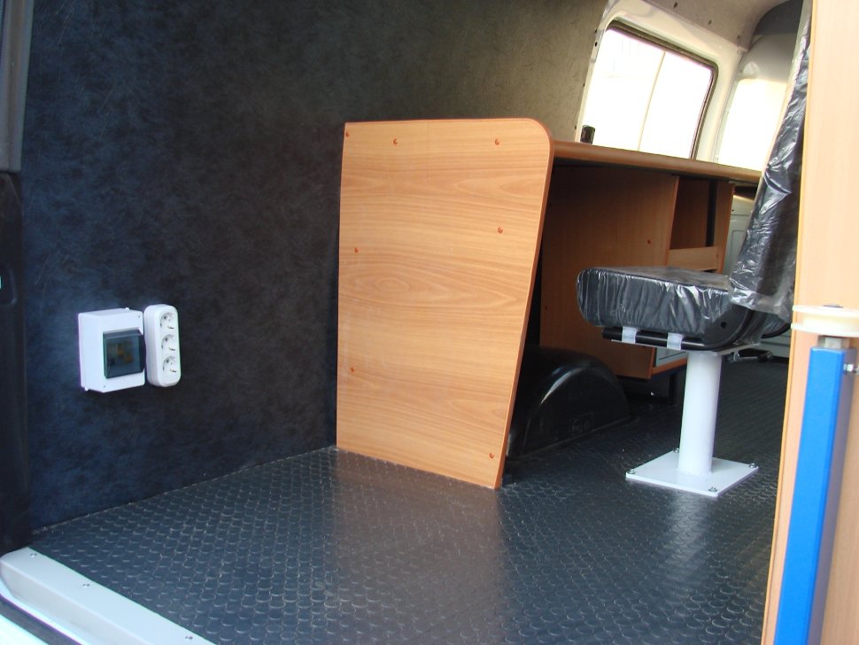 Ламинированная фанера для оформления внутренней зоны внутри мобильного офиса